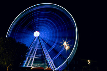 Riesenrad dreht schnell 