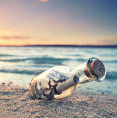 Obraz premium Flaschenpost im herbst am Strand