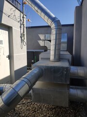 Instalación de ventilación en cubierta de edificio