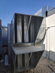 Instalación de ventilación en cubierta de edificio