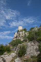 Fototapeta na wymiar Une vieille tour au sommet d'un promontoire calcaire à Balazuc (Ardèche)