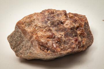 primo piano di cristalli rossi di granato su matrice