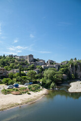 Fototapeta na wymiar La rivière Ardèche coulant au pied du village de Balazuc