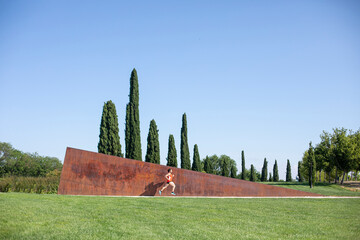 Joven runner practicando deporte en el parque al aire libre