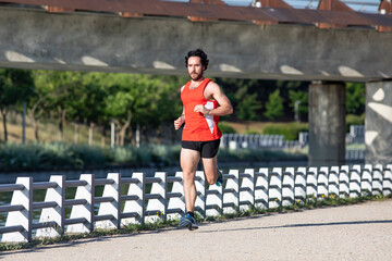 Joven runner practicando deporte en el parque al aire libre