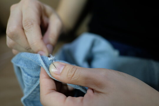 Tailor use sewing needle for repair jean cloth