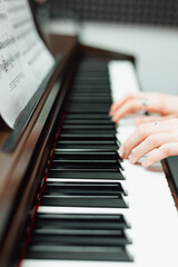 hands playing piano