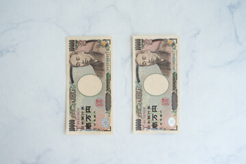 並べられた1万円札2枚