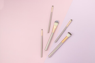 make up brush on geometric background

