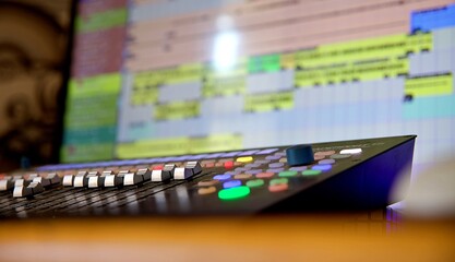 Studio d'enregistrement - matériel audio mixage console table - obrazy, fototapety, plakaty