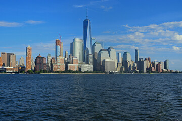 Drapacze chmur w Nowym Jorku. Piękny błękitny budynek to nowe WTC