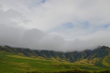 Obraz na płótnie Canvas Low hanging clouds in the mountain range at Oahu, Hawaii, USA