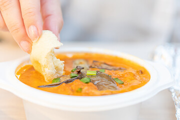 テイクアウトしたインドカレーを食べるイメージ