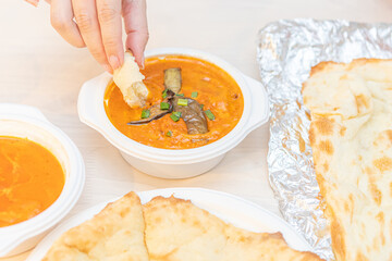 テイクアウトしたインドカレーを食べるイメージ