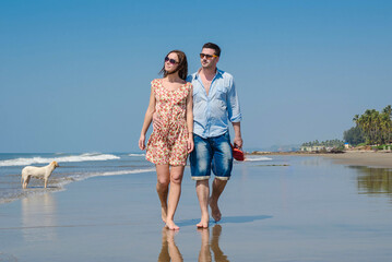 Happy young couple at beach - Stock image
