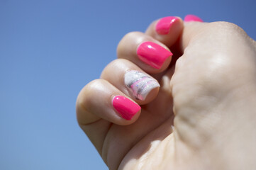 Naklejka premium Womans hand showing her semipermanent manicure