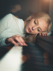 Dziewczyna blond włosy przy fortepianie