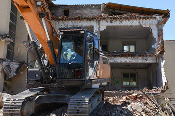 costruzione demolizione demolire casa palazzina 