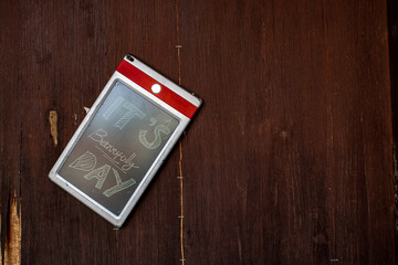 Digital note sign on a wooden door with text 