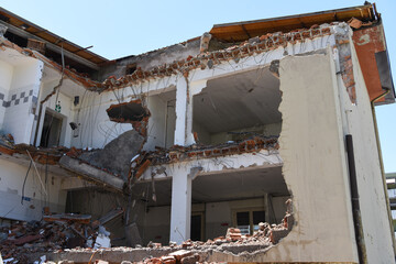 demolizione casa palizzai palazzo appartamento 