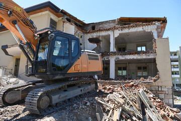 cantiere demolizione casa terremoto demolire