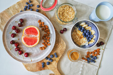 Healthy breakfast with berries, yogurt and oat flakes.