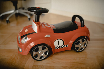 czerwony samochód zabawka dziecięca, ciepła tonacja zdjęcia 