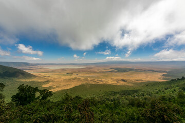 Fototapeta na wymiar 展望台から眺める、タンザニア・ンゴロンゴロの壮大なクレーターと青空・雲