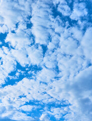 Obraz premium Blue sky background with white clouds on a sunny day.