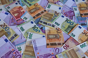 Viele gemischte Euro-Geldscheine (500€, 200€, 100€, 50€, 20€)