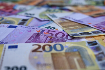 Detailansicht auf viele Euro-Geldscheine (500€, 200€, 100€, 50€, 20€)