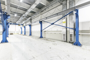 Obraz premium Wnętrze pustego magazynu lub garażu