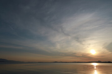 Naklejka premium 朝日と水に反射したくっきりとした写真