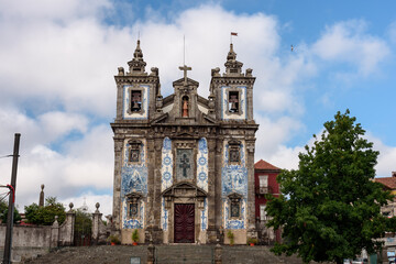 Fototapeta na wymiar church of saint Ildefonso. square in front of the church of saint Ildefonso. summer 2019.