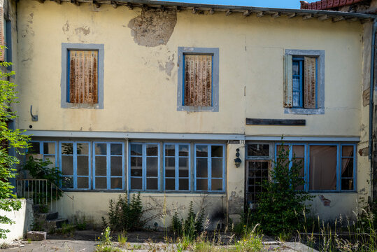 fa&ccedil;ade d'un batiment v&eacute;tuste