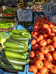 étal de fruits et légumes sur un marché