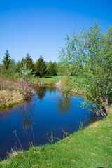 Obraz premium Lac au printemps sur un club de golf