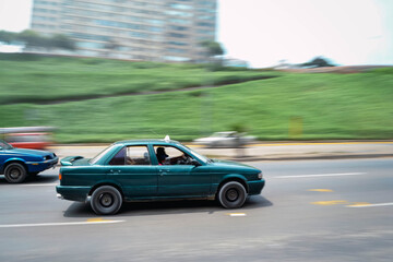 Fototapeta na wymiar Auto a su máxima velocidad, fotografía tomada en la ciudad de Lima.