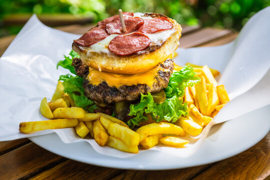 burgery z serem cheddar i salami
