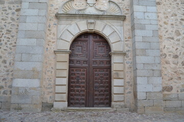 Fototapeta na wymiar puerta iglesia mascaraque
