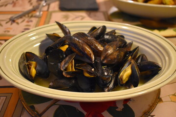 Steamed high protein one pot seafood Provencal meal cooked in a garlic butter flavoured sauce Best time for mussels is any month with an r at the end You can eat them using you fingers fork and spoon
