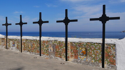 Fünf Kreuze mit Meereshintergrund und blauem Himmel in Forio auf Ischia im Golf von Neapel