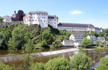 Fototapeta na wymiar Lahn und Schloss in Weilburg