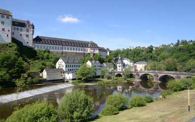 Lahn und Schloss in Weilburg