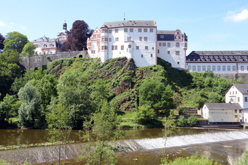 Lahn und Schloss in Weilburg