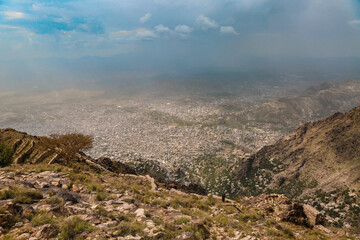 Obraz premium A picture of the Yemeni city of Taiz from Jabal Sabr, the second highest mountain in Yemen and the Arabian Peninsula