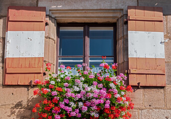 Fototapeta na wymiar Vintage windows with fresh flowers