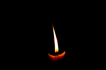 The candle light shines in the dark.