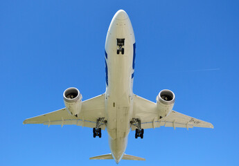 Samolot Boeing 787 Dreamliner lądujący na lotnisku w Warszawie w piękny słoneczny dzień - obrazy, fototapety, plakaty