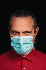 Mann mit Maske in Zeiten der Pandemie